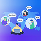 Eine gezeichnete Person sitzt im Schneidersitz mit dem Laptop. Um die Person herum befindet sich in Kreisen drei weitere Personen mit einem Smartphone in der Hand. Jede Person hat eine Sprechblase und in diesen Steht das Wort "Hallo" in unterschiedlichen Sprachen. Der Hintergrund ist blau und lila und zeigt in den Farben auch eine Weltkarte.