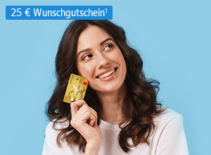 Eine Frau hält die Mastercard Gold von gebührenfrei.de  in der linken Hand. Darunter befindet sich ein Wunschgutschein.