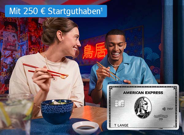 Eine Frau und ein Mann sitzen zusammen an einem Tisch in einem asiatischen Restaurant und essen aus einer Schüssel ein Gericht mit Stäbchen. Beide Personen lächeln und schauen sich gegenseitig an. Rechts im Bild befindet sich eine silberne Kreditkarte von American Express.